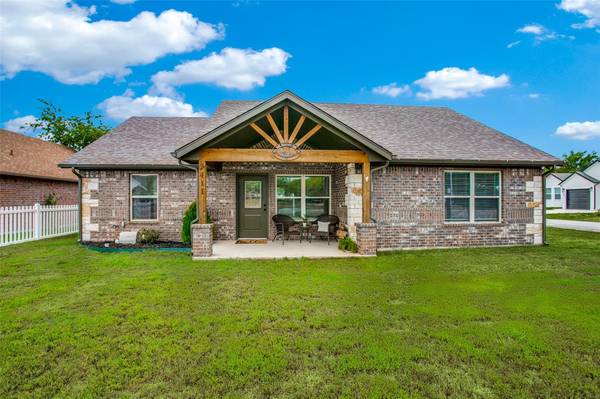 2411 Creek Drive, Granbury, TX 76048