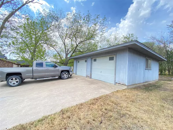 Hamilton, TX 76531,607 E Leslie Street