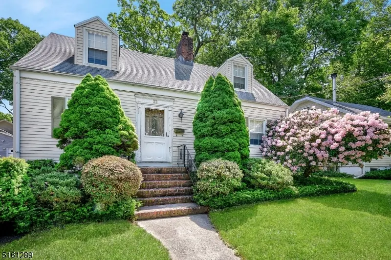 32 Plymouth Pl, Roseland Boro, NJ 07068