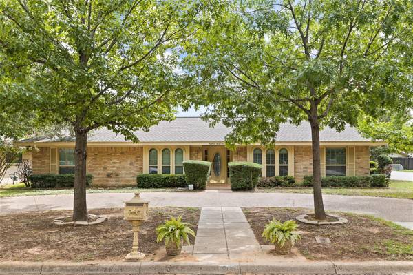 1821 Lakeside Drive, Arlington, TX 76013