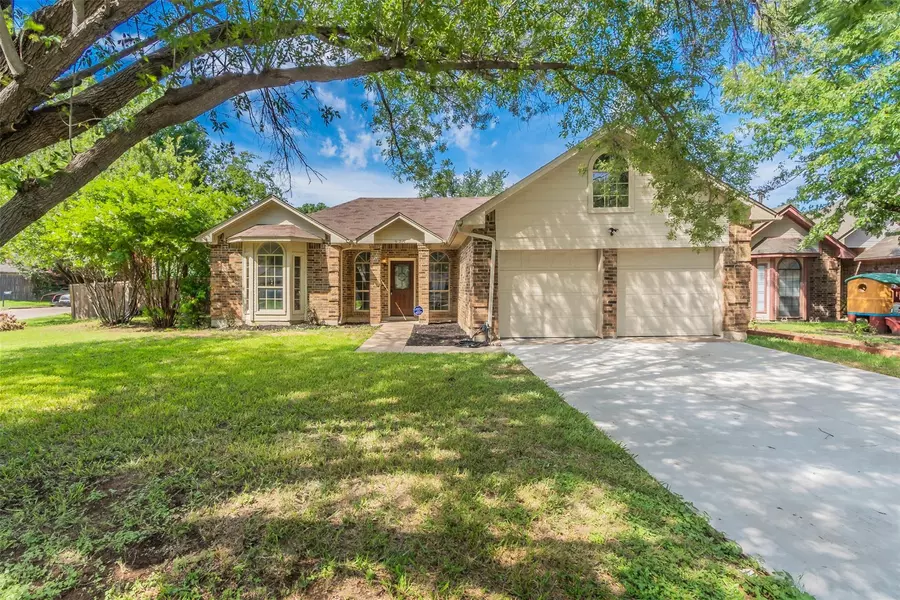 929 Meadowdale Road, Arlington, TX 76017