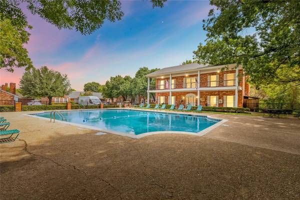 1305 Roaring Springs Road, Fort Worth, TX 76114