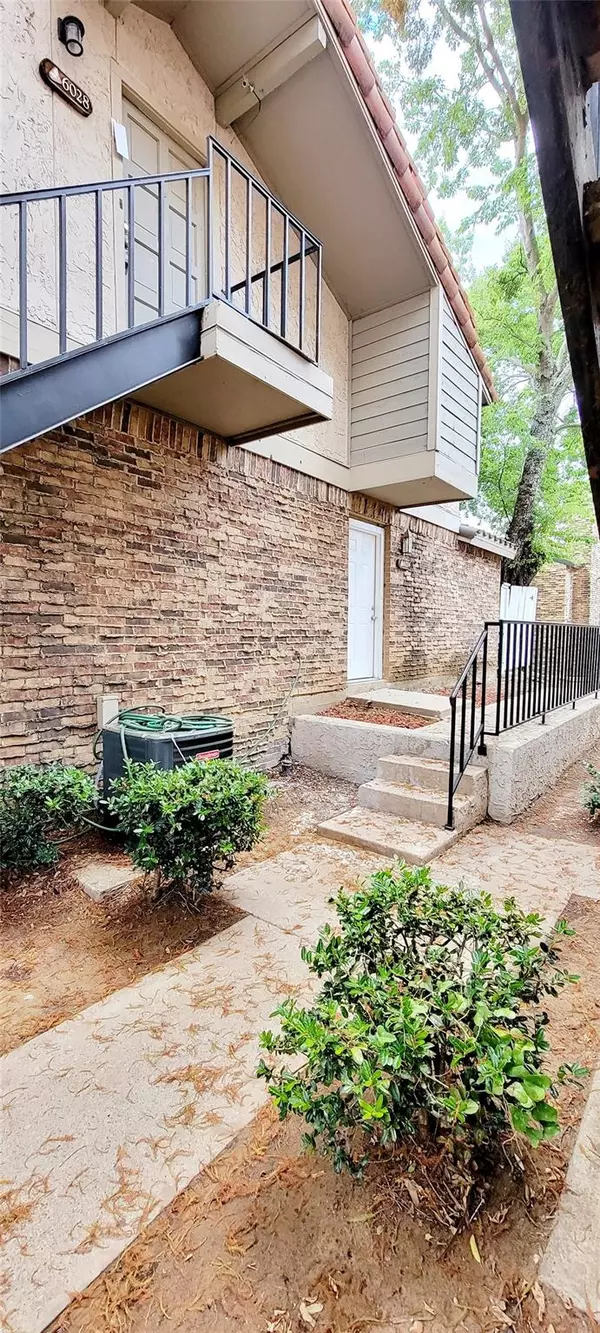 6024 Stoneybrook Drive,  Fort Worth,  TX 76112