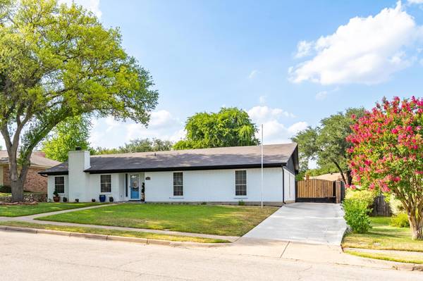 9920 Dickens Drive, Benbrook, TX 76126