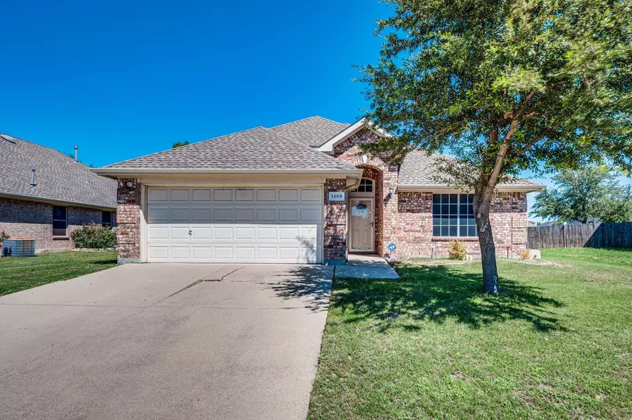 1208 Lake Forest Drive, Grand Prairie, TX 75052