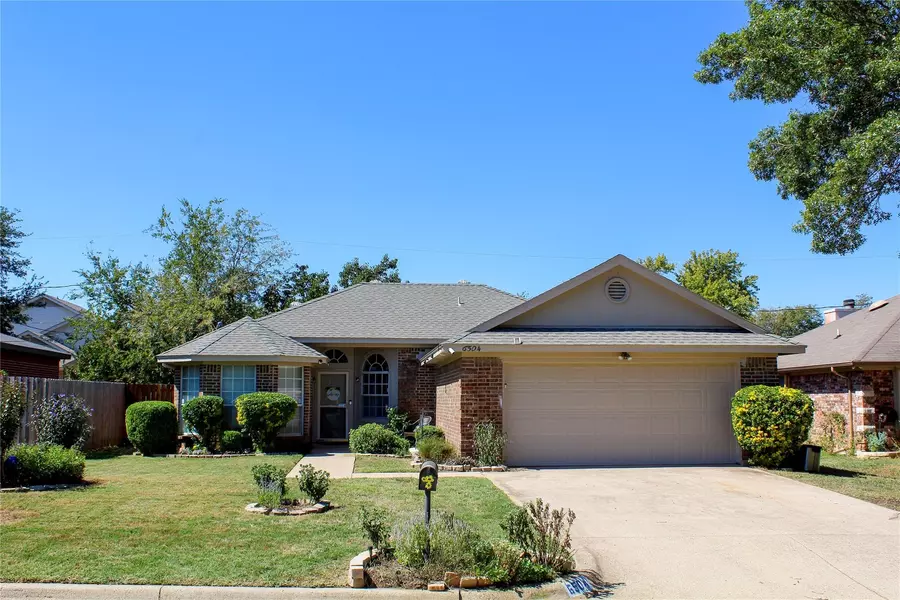 6504 E Spitfire Drive, Arlington, TX 76001