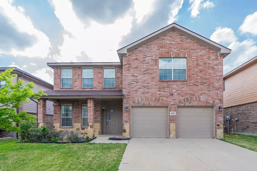 8609 Shallow Creek Drive, Fort Worth, TX 76179