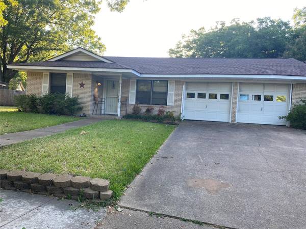 1213 Red Oak Street, Ennis, TX 75119