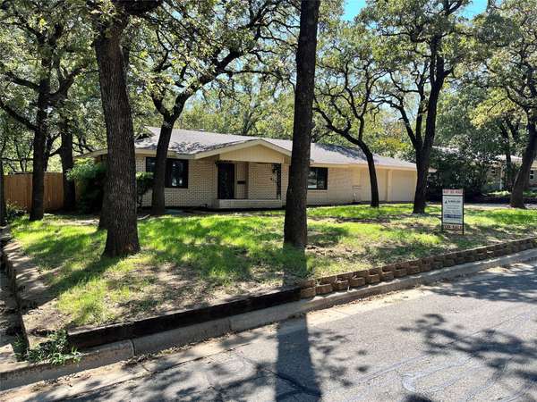 613 Oakwood Avenue, Hurst, TX 76053