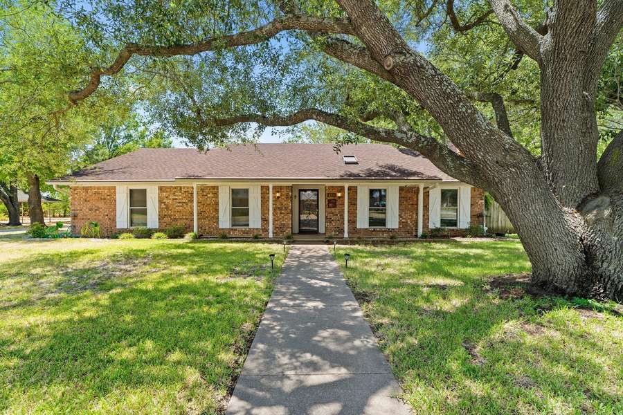 411 Highland Drive, Ennis, TX 75119