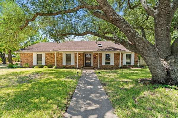 411 Highland Drive, Ennis, TX 75119