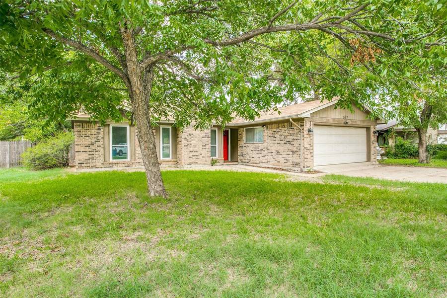 817 Foxwood Place, Lewisville, TX 75067