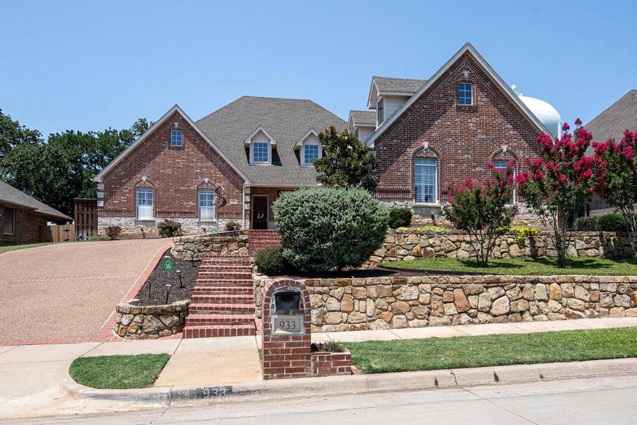 933 Crestview Drive, Bedford, TX 76021