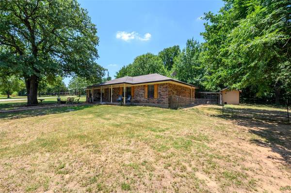 823 Woodbine Estates Road,  Gainesville,  TX 76240