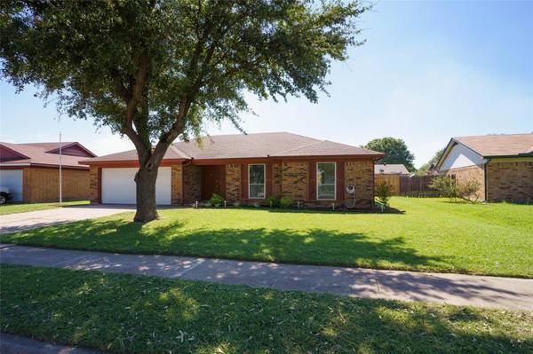 405 Greenway Drive, Saginaw, TX 76179