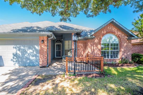 7433 Amber Drive, Watauga, TX 76148