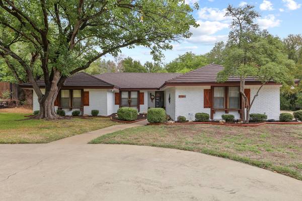 8712 Canyon Crest Road, Fort Worth, TX 76179