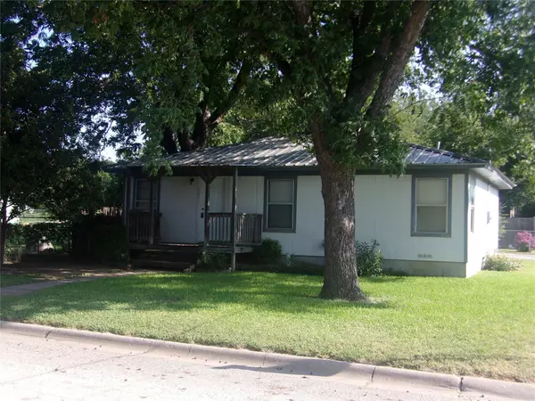 301 Orchard Street, Bowie, TX 76230