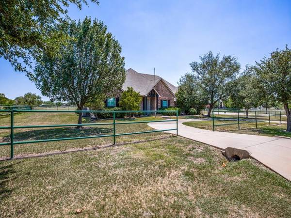 1000 Dapple Gray Road, Crowley, TX 76036