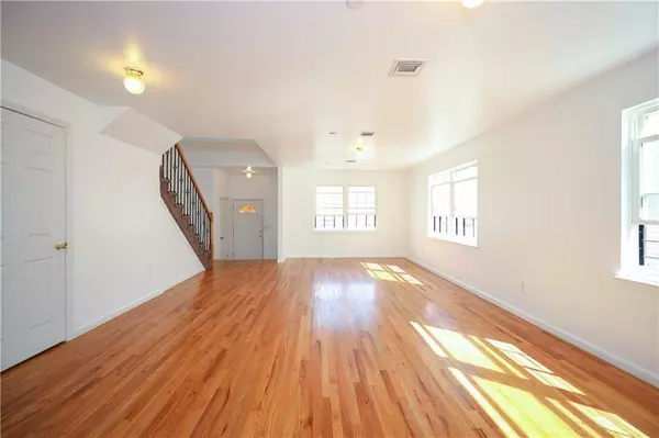 Staten  Island, NY 10302,32 Openview LN