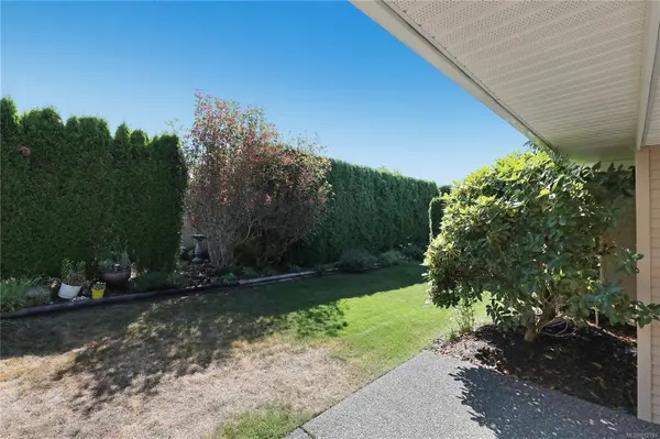 1919 St. Andrews Pl #104, Courtenay, BC V9N 9J4