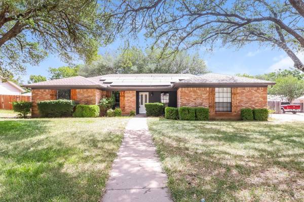 827 S Ridgeway Drive, Cleburne, TX 76033