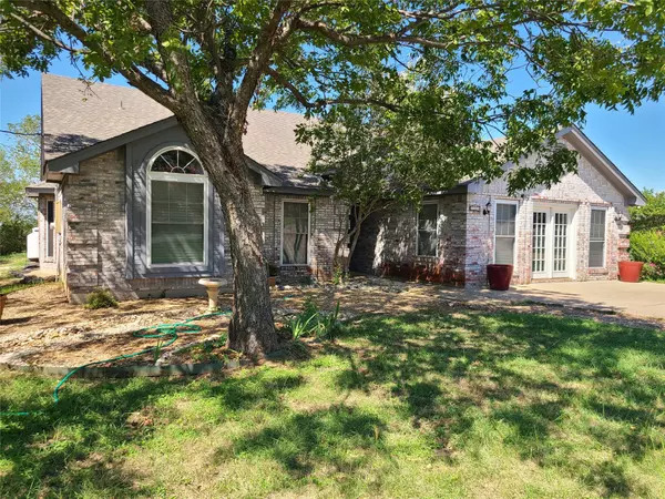 104 Knob Hill Drive, Granbury, TX 76048