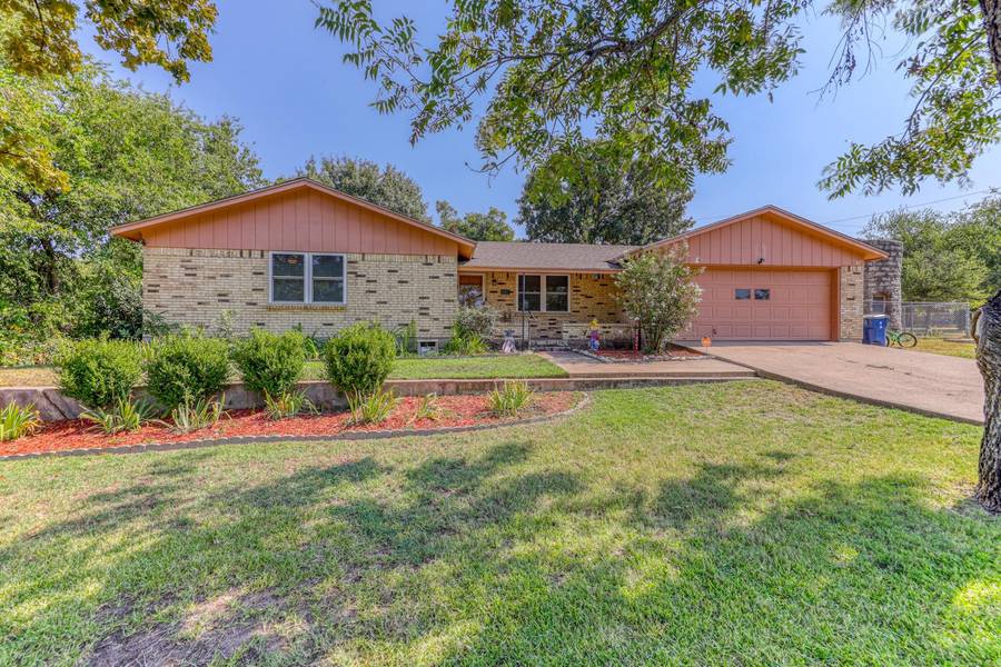 1107 W Walters Drive, Granbury, TX 76048