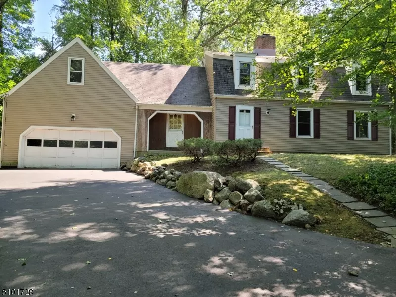 42 Round Hill Rd, Kinnelon Boro, NJ 07405