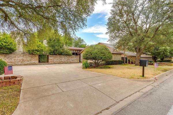 38 Legend Road, Benbrook, TX 76132