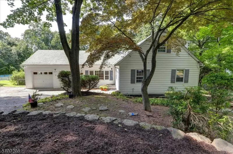 19 Bearfort Ter, Ringwood Boro, NJ 07456