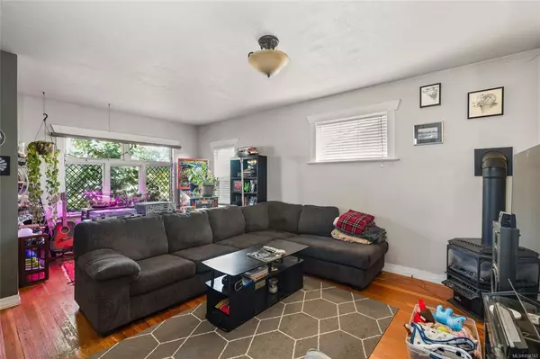 Saanich, BC V8Z 2P3,851 Jasmine Ave