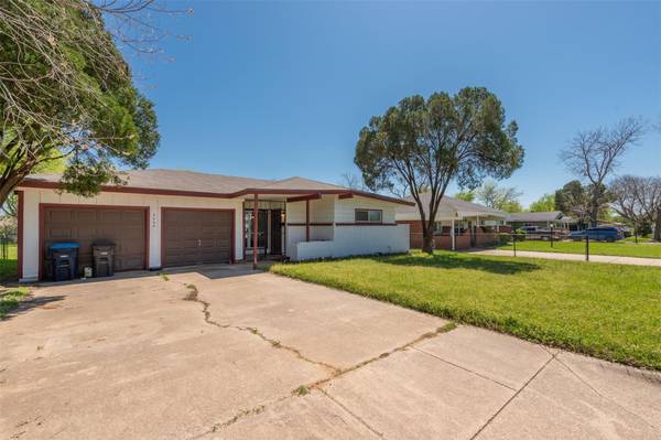 3505 Mountcastle Drive, Fort Worth, TX 76119