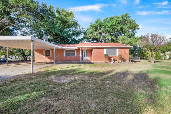 706 Henderson Boulevard, Groesbeck, TX 76642