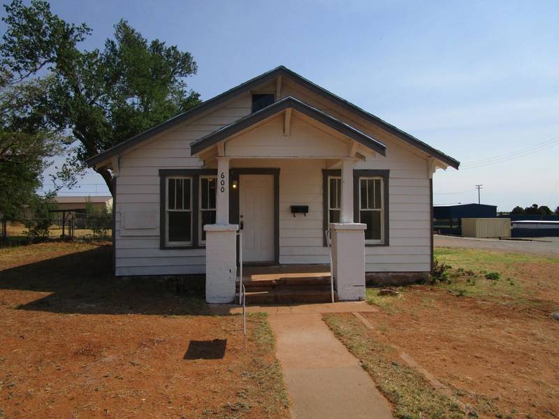 600 Avenue I NW, Childress, TX 79201