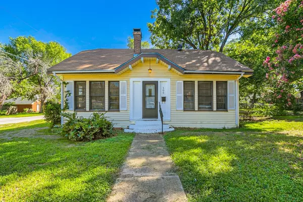 106 E 2nd North Street, Kaufman, TX 75142