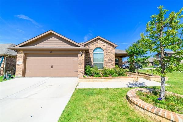 1100 Autumnwood Drive, Azle, TX 76020