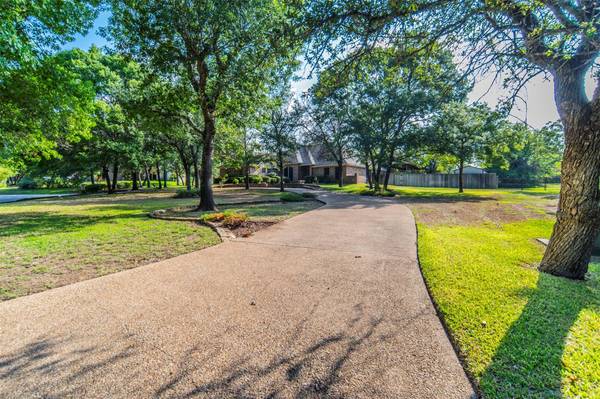 136 Saddle Brook Drive,  Hudson Oaks,  TX 76087