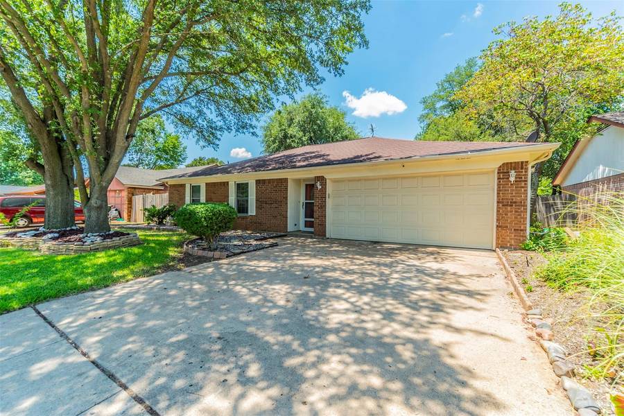 6402 Willow Springs Drive, Arlington, TX 76001