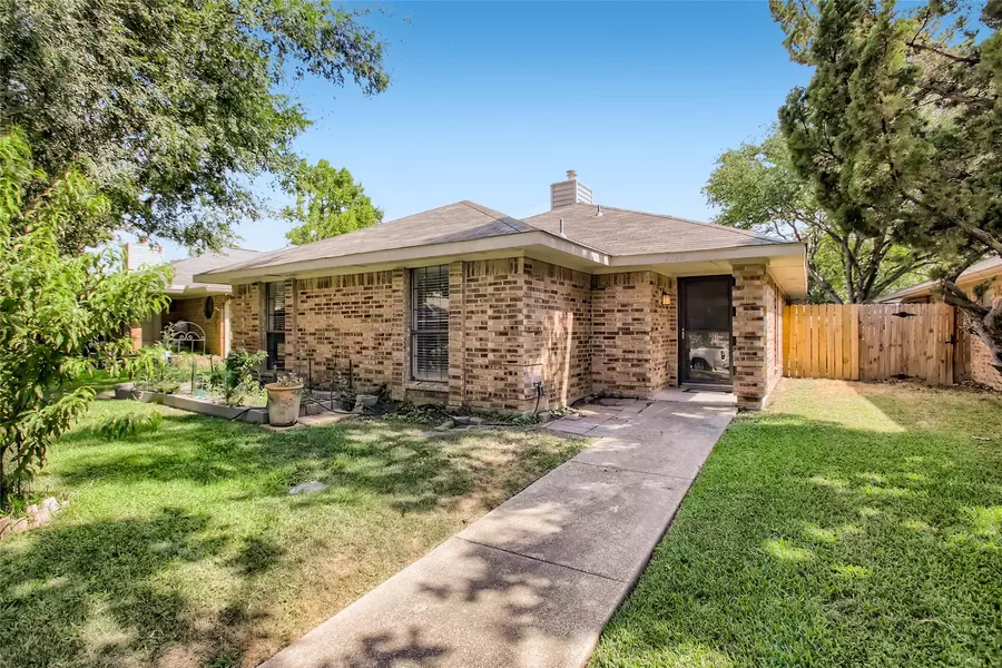 2120 Falcon Ridge Drive, Carrollton, TX 75010