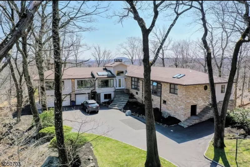 4 Summit Ter, Kinnelon Boro, NJ 07405