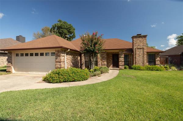 7537 Woodhaven Drive, North Richland Hills, TX 76182