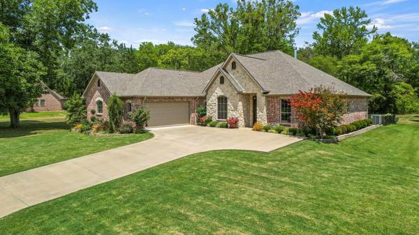 909 Holly Hill Lane, Mount Pleasant, TX 75455