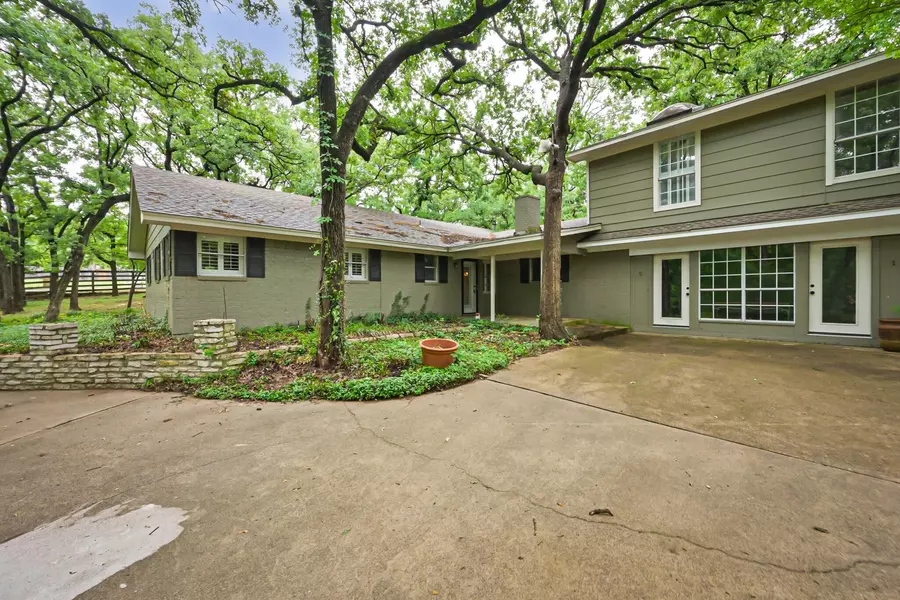 2715 Green Oaks Boulevard, Arlington, TX 76017