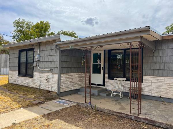 400 S Bell Street, De Leon, TX 76444