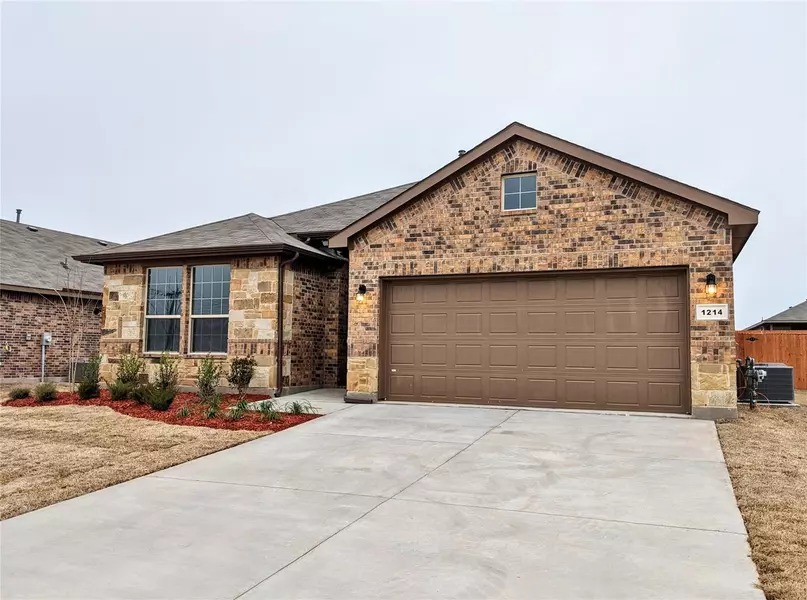 1214 LARKSPUR Lane, Cleburne, TX 76033