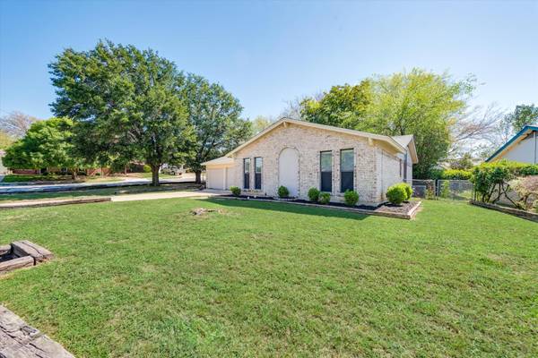 6524 N Stardust Drive, Watauga, TX 76148