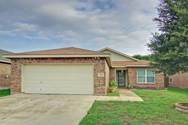 3221 Royal Crest Drive, Fort Worth, TX 76140