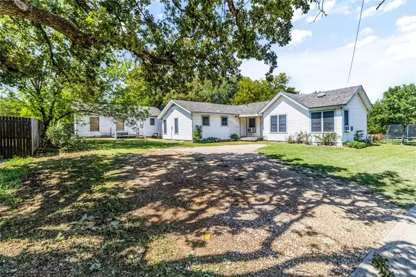 102 S 3rd Avenue, Mansfield, TX 76063