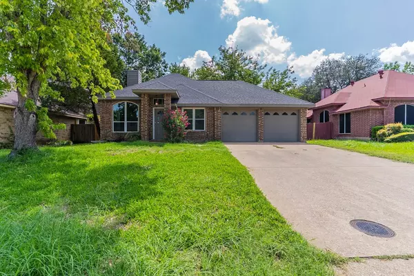 819 Shady Brook Lane,  Cedar Hill,  TX 75104